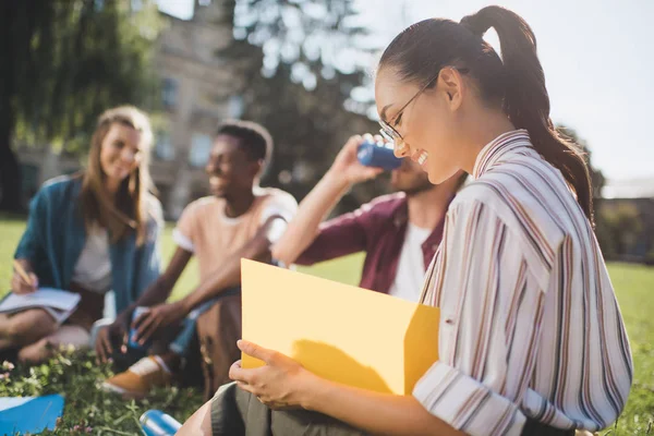 多种族的学生在一起学习 — 图库照片