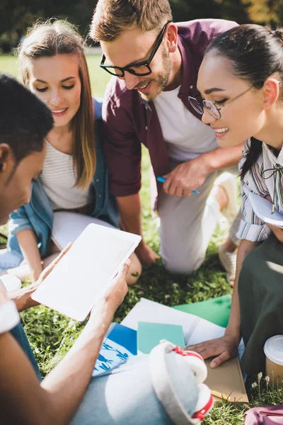 Multi-etnisch studenten met digitale tablet — Stockfoto