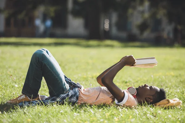 Afrikaanse Amerikaanse student — Stockfoto