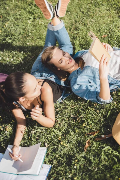 Jovens estudantes multiétnicos — Fotografia de Stock