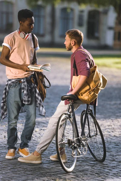 Jovens estudantes multiculturais — Fotografia de Stock