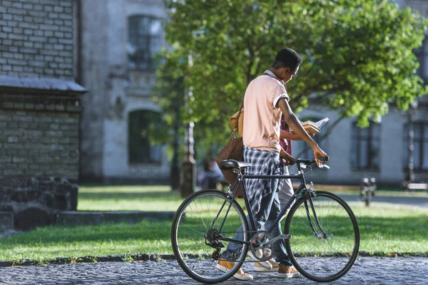 Jóvenes estudiantes multiculturales — Foto de stock gratis