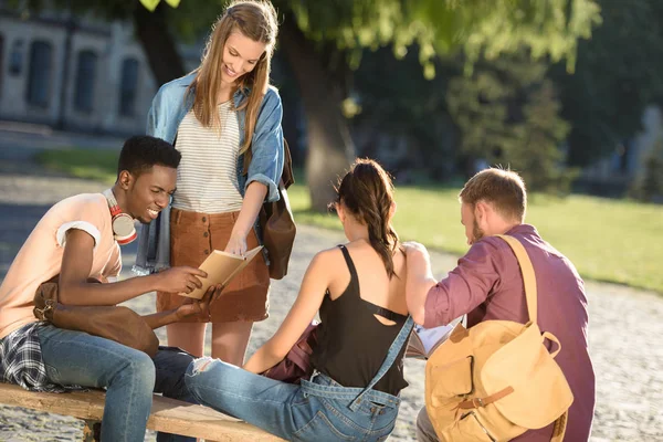 Skupina happy studentů — Stock fotografie