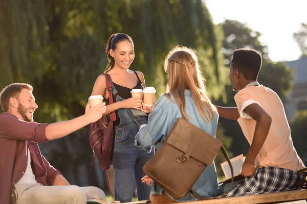 Estudiantes pasando tiempo juntos — Foto de Stock