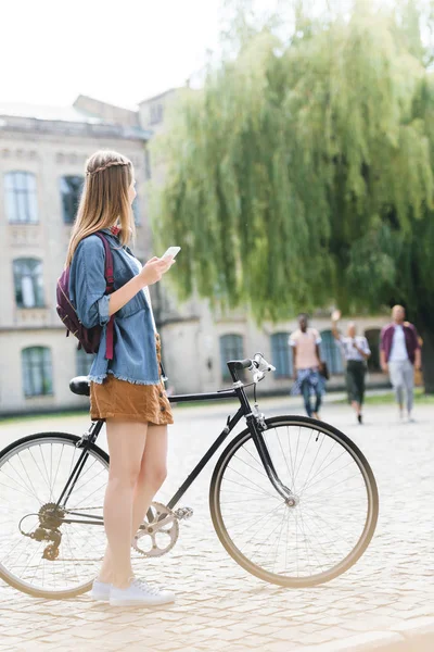 Chica usando smartphone en el parque — Foto de Stock