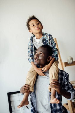 Baba piggybacking oğlu