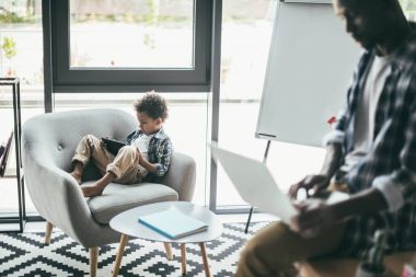 Baba ve oğul araçları kullanma