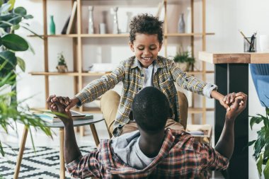 Baba ve oğul sarılma