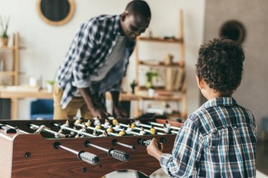 Baba ve oğul kicker oynarken