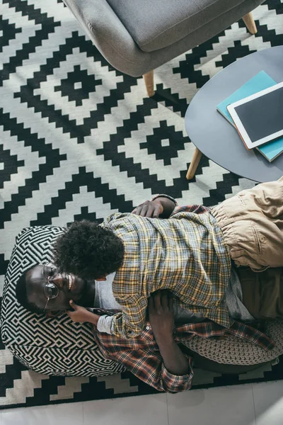 Padre e figlio coccole — Foto stock gratuita