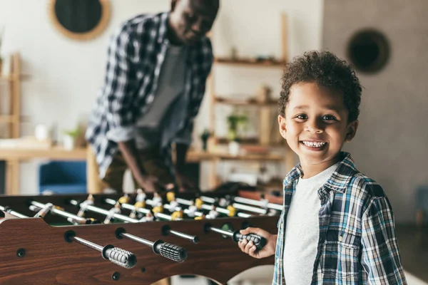 Padre e hijo jugando kicker — Foto de Stock