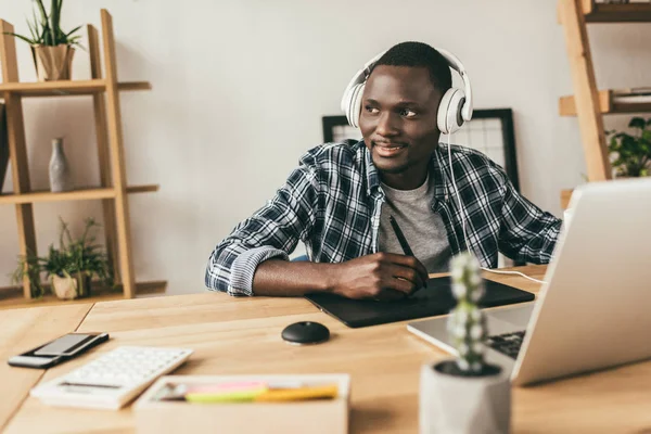 Homem desenho com tablet digital — Fotografia de Stock