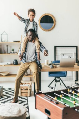 güzel bir oğlan babası piggybacking