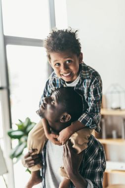 güzel bir oğlan babası piggybacking