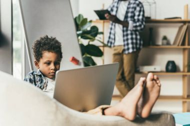 Baba ve oğul araçları kullanma