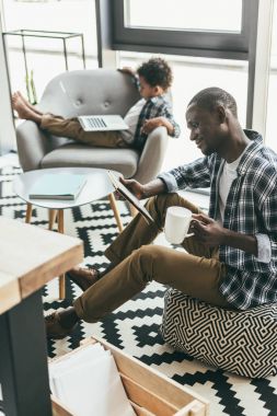 Baba ve oğul araçları kullanma