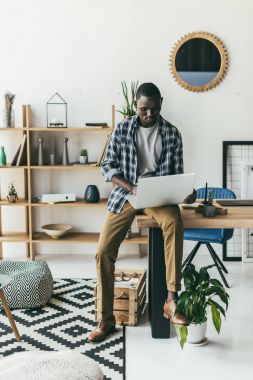 İşadamı dizüstü bilgisayarla çalışıyor