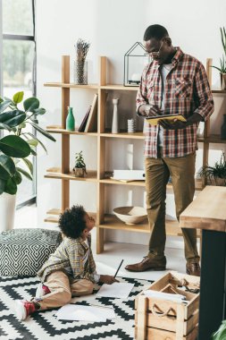 Afro-Amerikan baba ve oğul Office