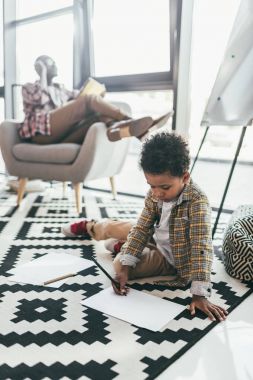 ofiste çizim çocuk