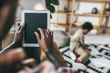 Dijital tablet kullanan adam 