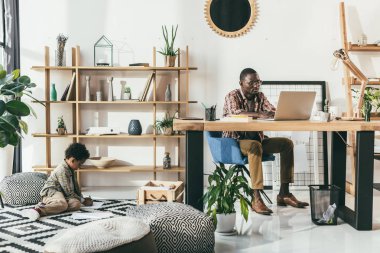 Afro-Amerikan baba ve oğul Office