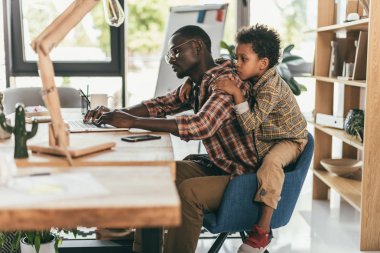 Baba ve oğul laptop kullanma office