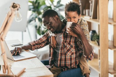 Baba ve oğul laptop kullanma office