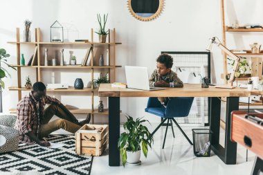 dizüstü bilgisayar kullanma office çocuk