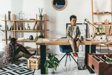 Afro-Amerikan baba ve oğul Office