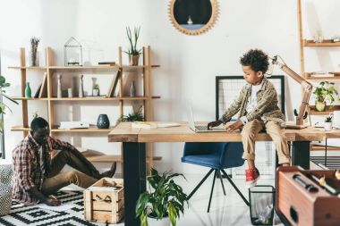 dizüstü bilgisayar kullanma office çocuk