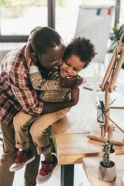 Afrikalı-Amerikalı baba ve oğul sarılma