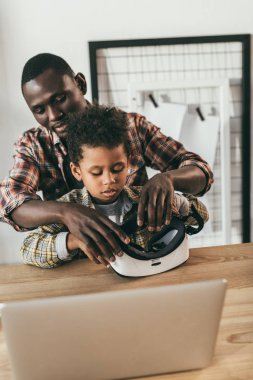 Baba ve oğul Vr kulaklık ile