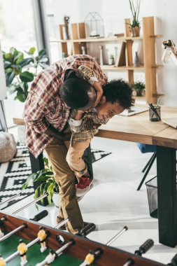 Afrikalı-Amerikalı baba ve oğul sarılma