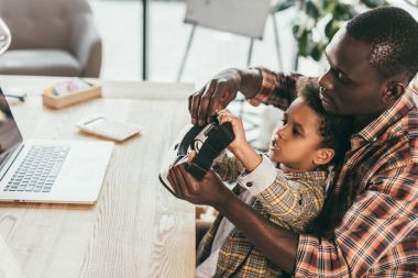 Baba ve oğul Vr kulaklık ile