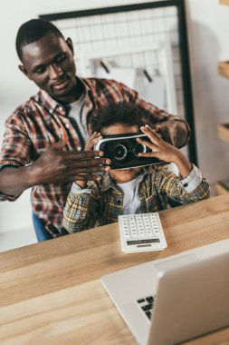 Baba ve oğul Vr kulaklık ile