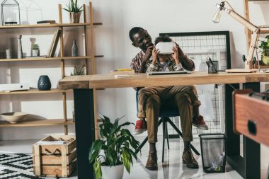 Baba ve oğul Vr kulaklık ile