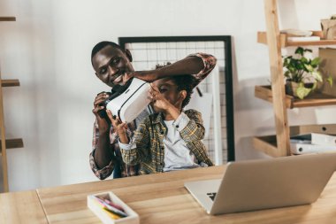 Baba ve oğul Vr kulaklık ile