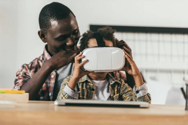 Baba ve oğul Vr kulaklık ile