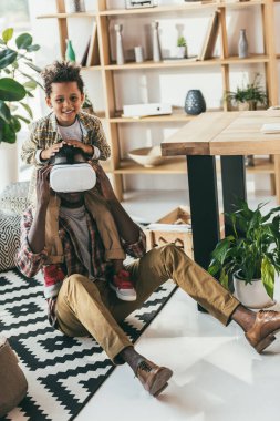 Baba ve oğul Vr kulaklık ile