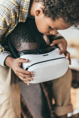 Baba ve oğul Vr kulaklık ile