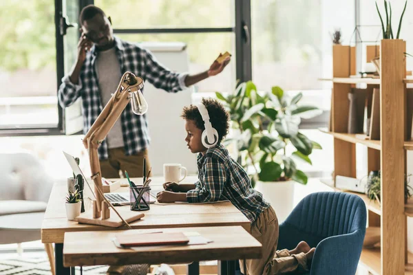 Father talking by phone while son drawing — Stock Photo, Image