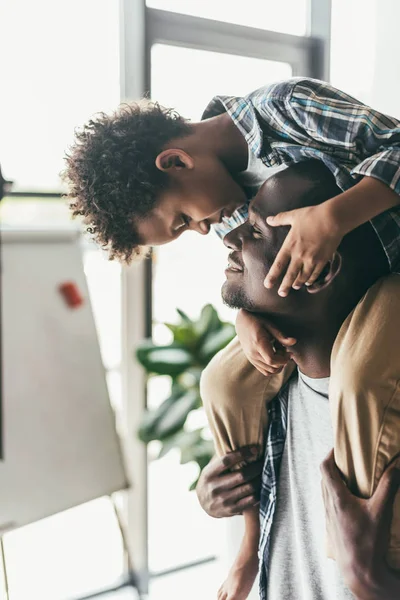 Hijo piggybacking en padre — Foto de Stock