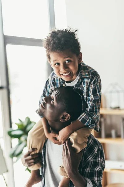 güzel bir oğlan babası piggybacking