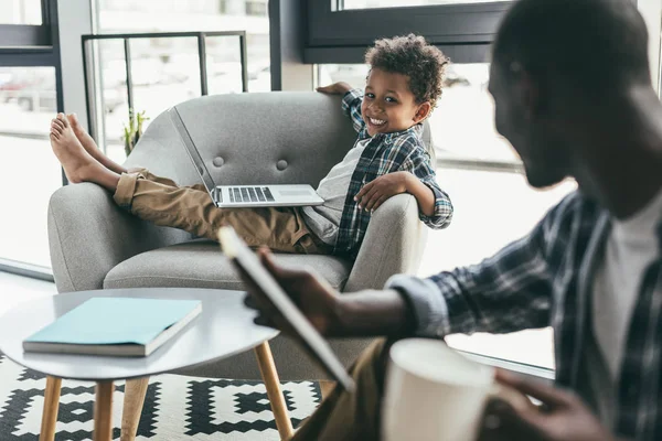 Père et fils utilisant des gadgets — Photo