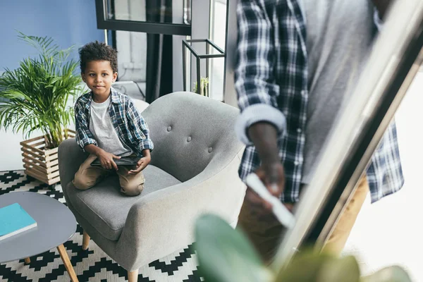 Padre e figlio afro-americano con lavagna bianca — Foto Stock