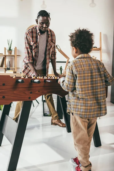 Father and son playing playing foosball — Free Stock Photo