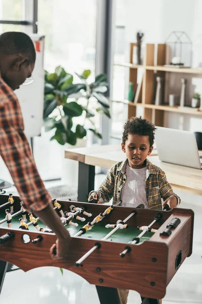 Vader en zoon spelen tafelvoetbal spelen — Stockfoto