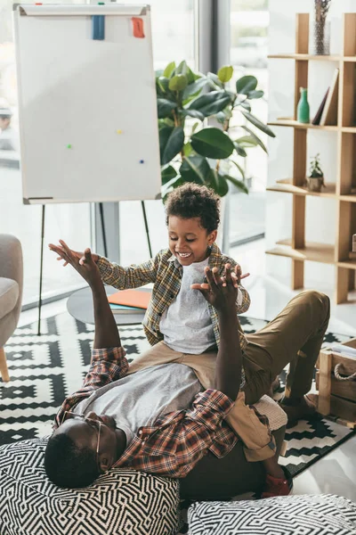 Heureux père et fils au bureau — Photo