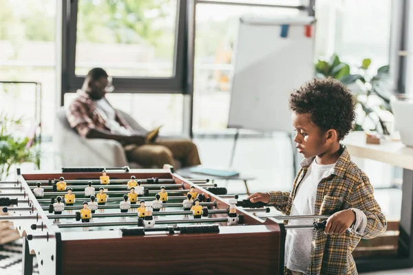 Padre e hijo jugando fútbol americano — Foto de stock gratis