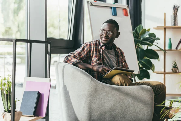 Dijital tablet ile Afrika kökenli Amerikalı adam